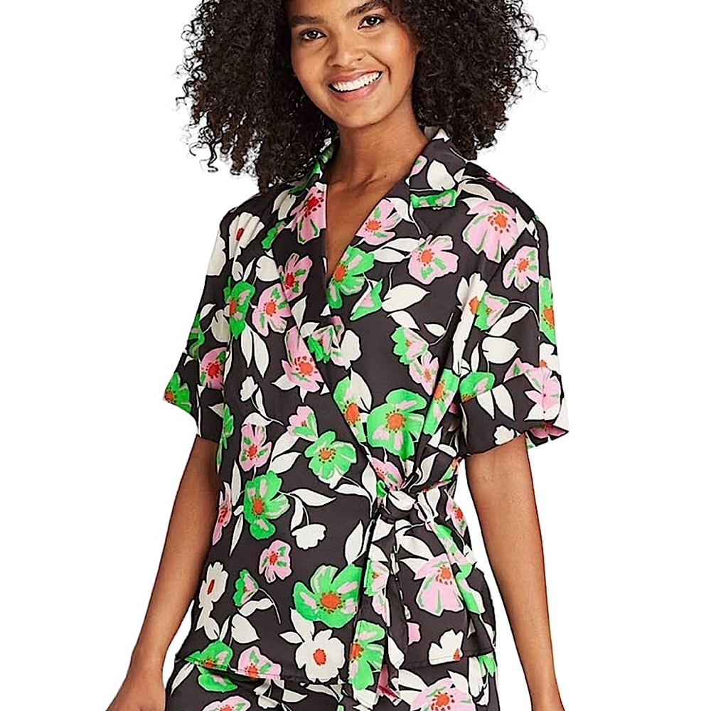 WHO WHAT WEAR: Floral Wrap Tie Front Short Sleeve Blouse - Size medium